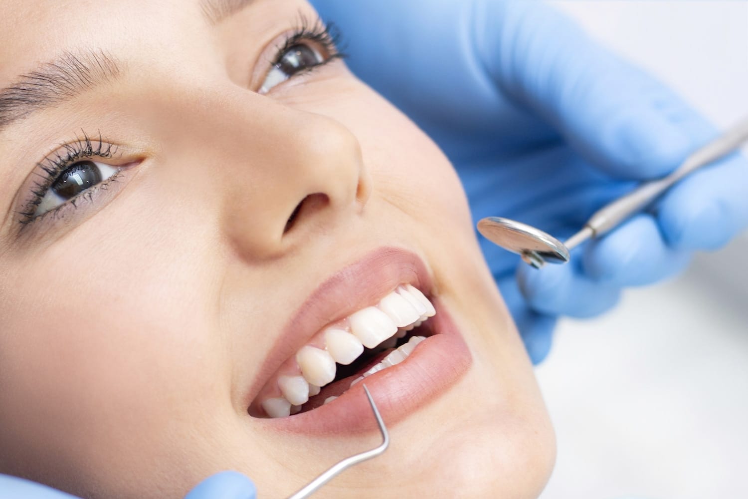 ศูนย์ทันตกรรมบางนา คลินิคหมอฟันบางนา ผู้หญิงยิ้ม